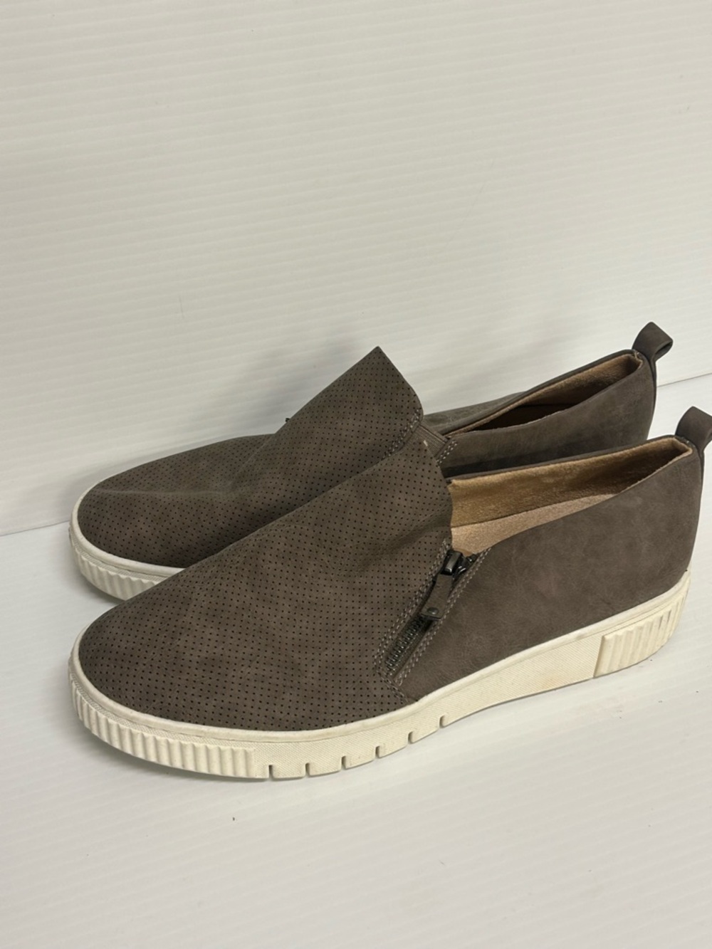 Soul Naturalizer Turner women’s sneakers Slip-On Deck Shoe Zipper taupe Size 11